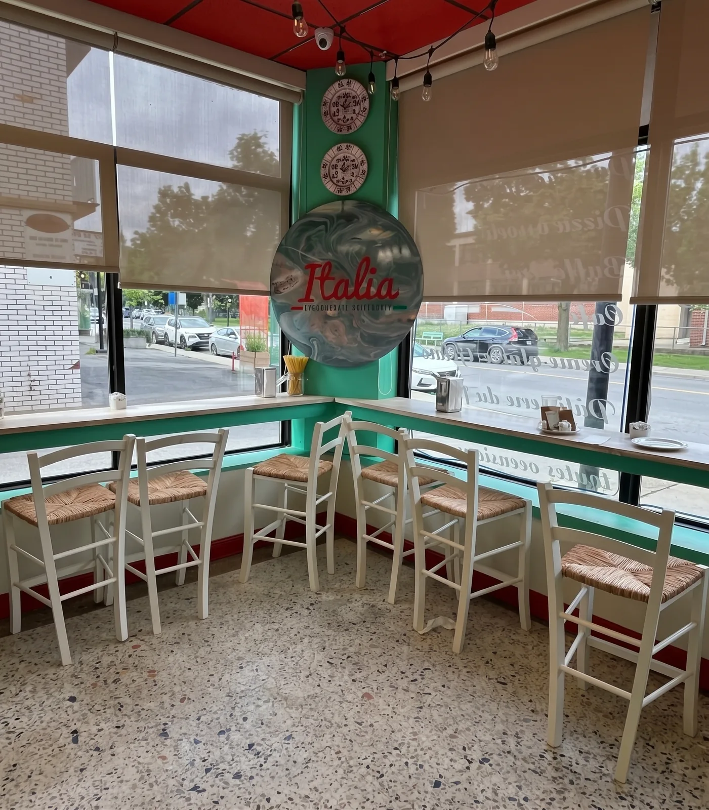 Notre salle avec tables et chaises en paille face à la rue Jean-Talon